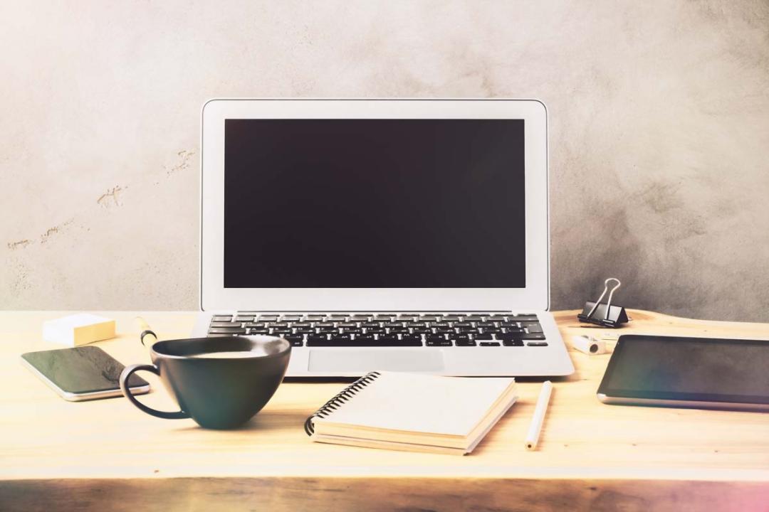 Equipo de trabajo colaborando en análisis financiero