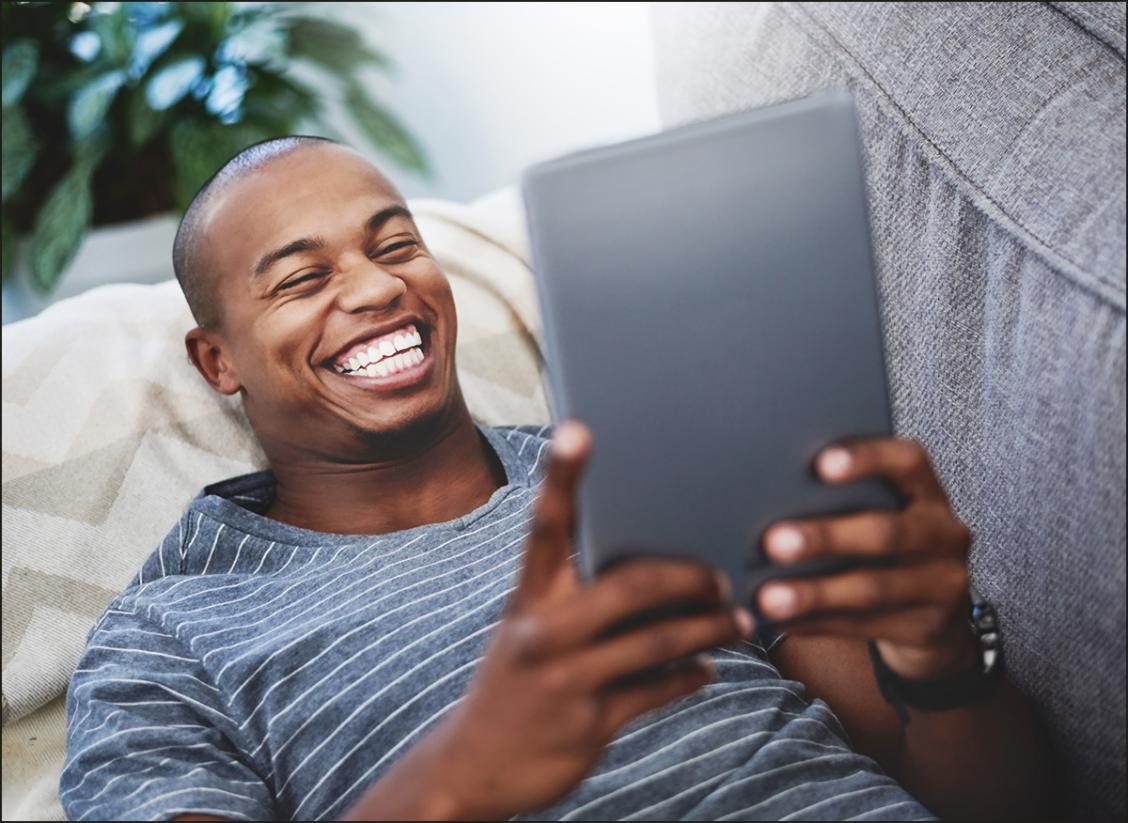 Espacio de trabajo colaborativo donde se analizan estrategias financieras para líderes empresariales