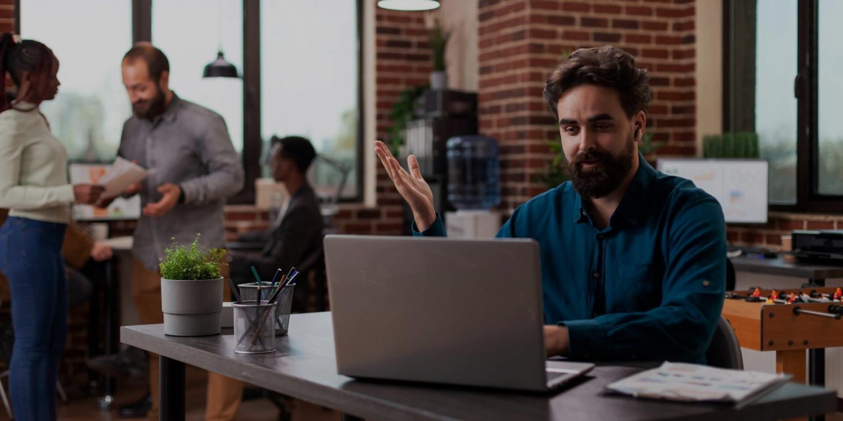 Análisis de datos financieros en sesión de trabajo